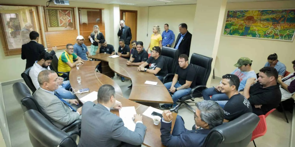 Comissão de Segurança da Aleac recebe policiais penais
