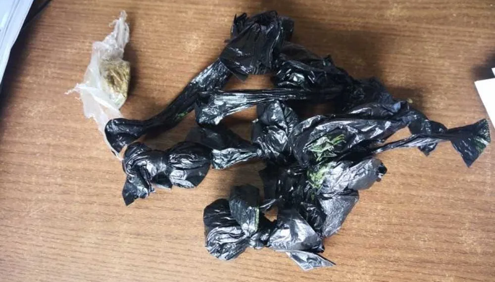 Servidora do TJ e sobrinhos são presos com porções de cocaína e maconha