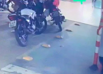 Câmeras flagram moto sendo roubada de estacionamento de supermercado