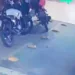 Câmeras flagram moto sendo roubada de estacionamento de supermercado