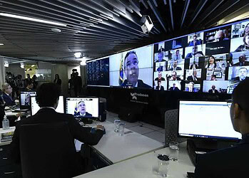 Sessão Deliberativa Remota destinada a deliberar sobre o Projeto de Decreto Legislativo (PDL) 88/2020, que reconhece o estado de calamidade pública no Brasil. 

O Senado vota nesta sexta-feira (20) o Projeto de Decreto Legislativo (PDL) 88/2020, que reconhece o estado de calamidade pública no Brasil. Esse é o único item na pauta da reunião, convocada pela Presidência do Senado Federal. A sessão deliberativa é remota, ou seja, senadores poderão debater o assunto e votar a matéria pelo computador, sem estar presentes ao Plenário. 

A proposta, aprovada na noite da quarta-feira (18) pela Câmara dos Deputados, permite que o Executivo gaste mais do que o previsto e desobedeça às metas fiscais estabelecidas para 2020 para custear ações de combate à pandemia de coronavírus. O senador Weverton (PDT-MA) é o relator da proposta. 

A sessão deliberativa remota é conduzida pelo 1º vice-presidente do Senado Federal, senador Antonio Anastasia (PSD-MG). 

Na sala da Secretaria de Tecnologia da Informação do Senado Federal (Prodasen), senadores e funcionários da Casa se preparam para o ínicio da sessão. 

Foto: Jane de Araújo/Agência Senado