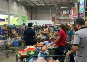 Histeria leva população às compras para estocar alimentos; entidade descarta desabastecimento