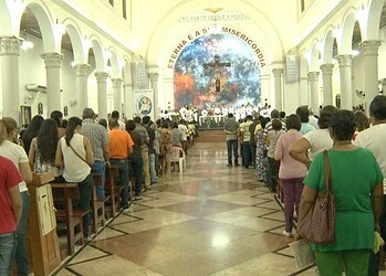 Igrejas suspendem cultos e missas para combater a transmissão do vírus