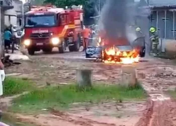 Homem é suspeito de agredir companheira e atear fogo em carro durante briga em Rio Branco — Foto Reprodução