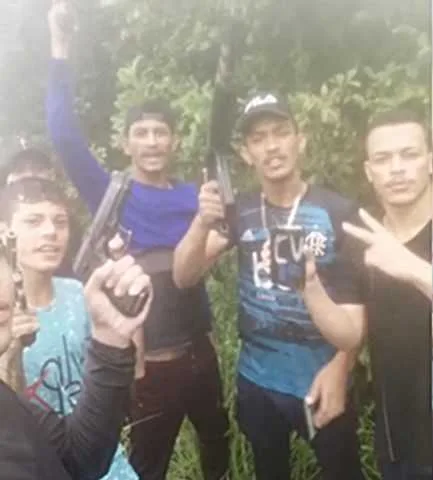 Membros de facção armados gravam vídeo ameaçando ataque a rivais; polícia investiga o caso