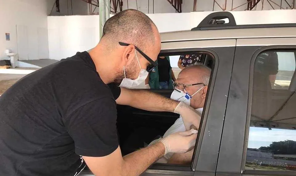 Idosos podem ser vacinados contra a Influenza sem sair do carro, em Rio Branco