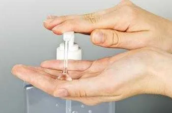 Anvisa publica lista com produtos que podem substituir o álcool 70%