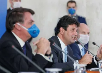 O Presidente da República, Jair Bolsonaro e o ministro da Saúde, Luiz Henrique Mandetta, durante coletiva à imprensa