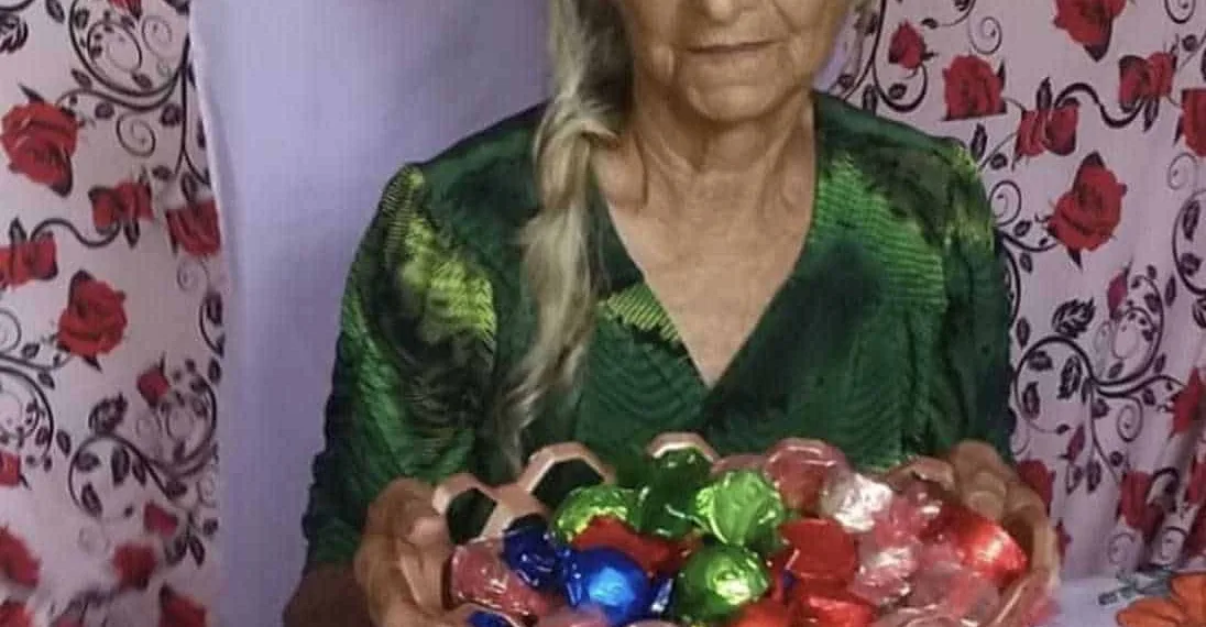 Rede de restaurantes Deck promove “collab” solidária para ajudar idosa a vender bombons