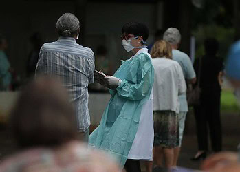 Movimentação de idosos no posto da 612 Sul para Vacinação contra Influenza