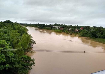 Bandidos roubam caminhonete, mas são perseguidos e escapam da polícia pulando no rio
