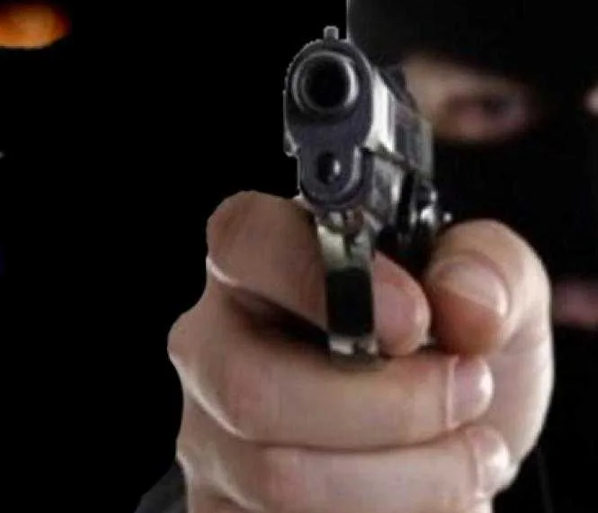 Bandidos armados invadem propriedade de casal e levam duas motos, TVs e R$ 5 mil em dinheiro