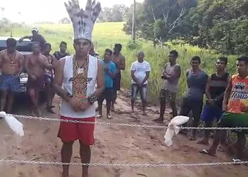 Em vídeo gravado para a Rede Amazônica no Acre, índios falam que as correntes são para impedir entrada e saída de pessoas da aldeia (FOTO REPRODUÇÃO)