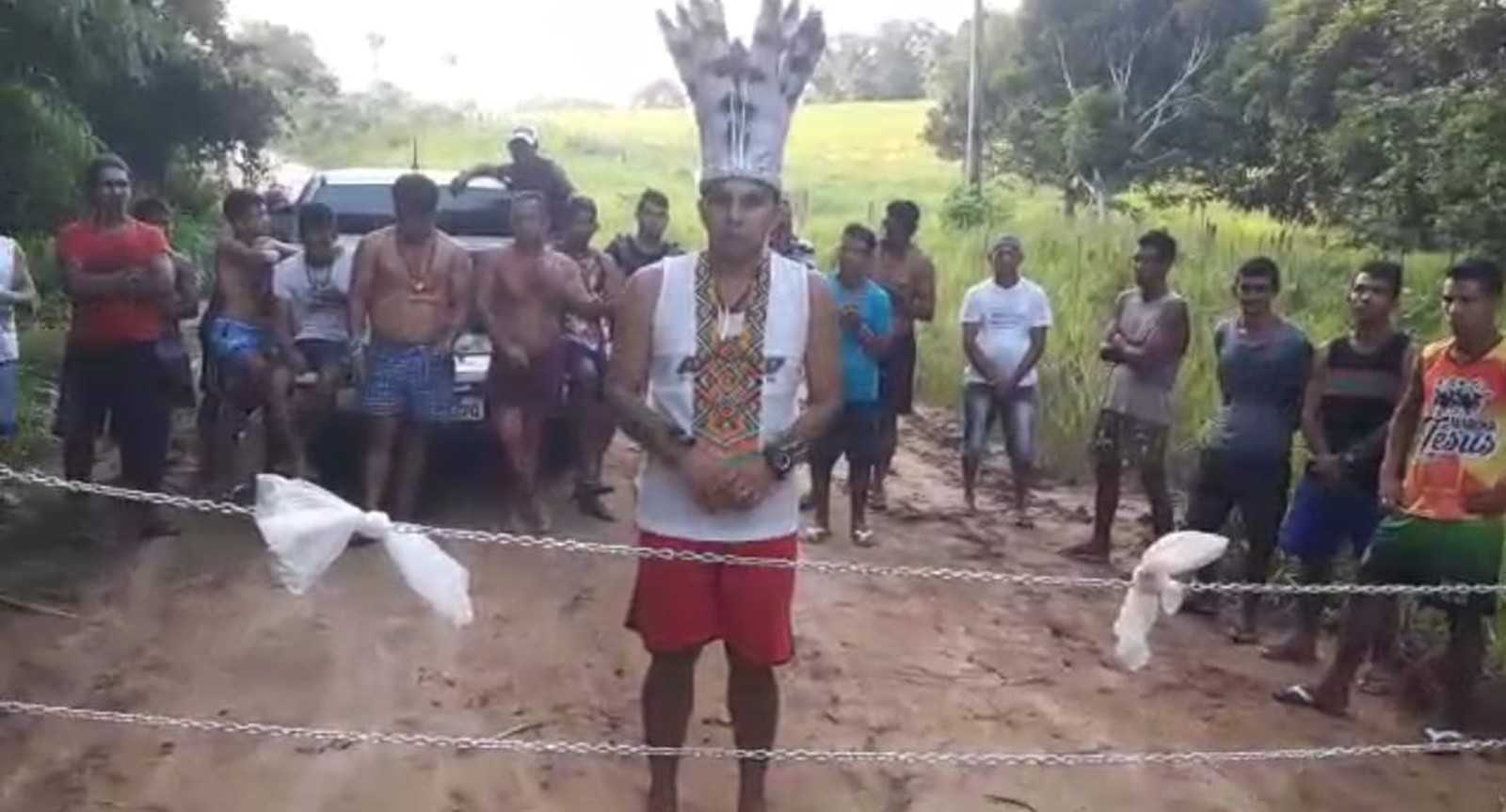 Em vídeo gravado para a Rede Amazônica no Acre, índios falam que as correntes são para impedir entrada e saída de pessoas da aldeia (FOTO REPRODUÇÃO)