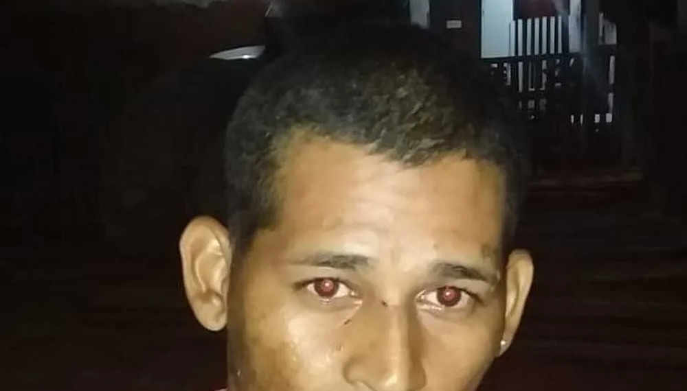 Homem morre a caminho do hospital após levar tiros nas costas em frente de casa