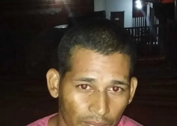 Homem morre a caminho do hospital após levar tiros nas costas em frente de casa