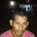 Homem morre a caminho do hospital após levar tiros nas costas em frente de casa