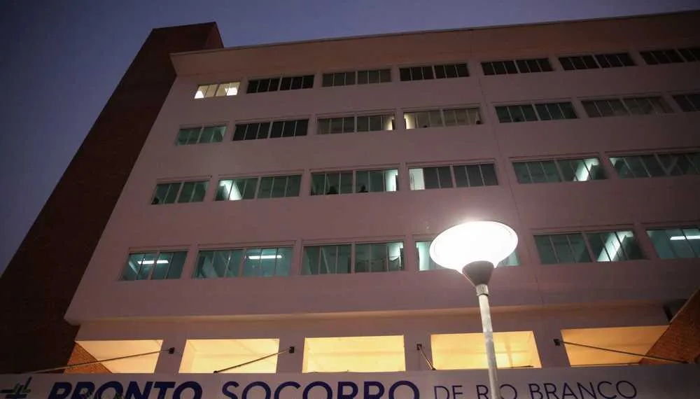 Mulher está na UTI após ser esfaqueada pelo marido na frente do filho e neta de 5 anos