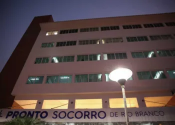 Mulher está na UTI após ser esfaqueada pelo marido na frente do filho e neta de 5 anos