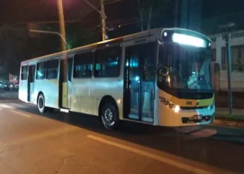 Homens armados pedem carona e assaltam ônibus em Rio Branco