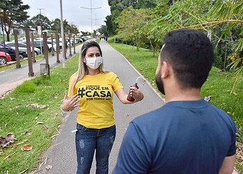 FIQUE EM CASA: campanha da prefeitura leva orientações a praças e parques da cidade