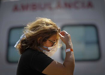 Paciente na sala de espera do Hospital Regional da Asa Norte usando máscara. Sérgio Lima/Poder360 14.03.2020