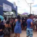 População se aglomera para receber cestas básicas da merenda escolar em Cruzeiro do Sul