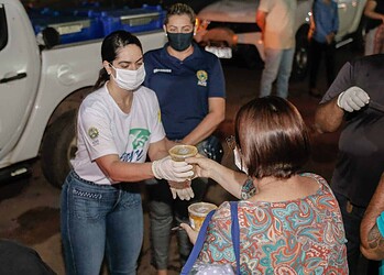 Primeira-dama Ana Paula Cameli fazendo entrega de sopas (Foto Neto Lucena / Secom Acre)