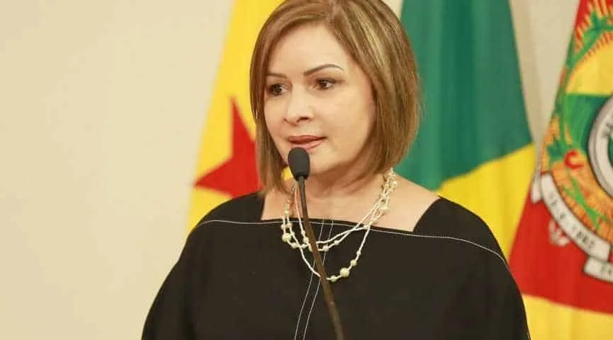 Prefeita Socorro Neri assina decreto para a entrega de 9 mil kits de merenda escolar