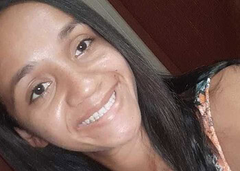 Mulher é assassinada e filho bebê é deixado ao lado de seu corpo; família da vítima está sendo ameaçada
