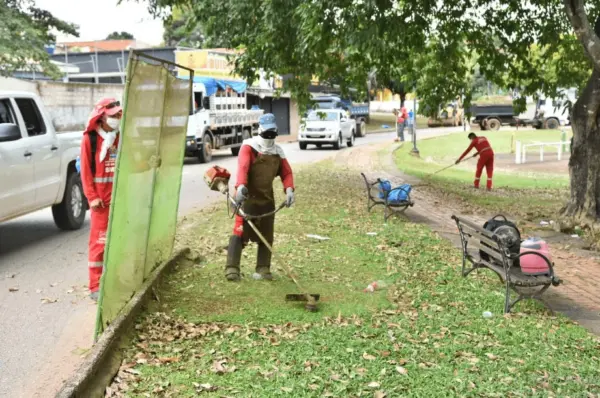 Prefeitura fortalece limpeza urbana nos bairros e região central da cidade