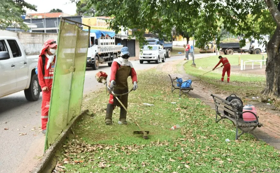 Prefeitura fortalece limpeza urbana nos bairros e região central da cidade
