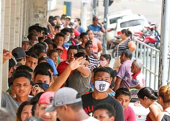 Agência da Caixa no Centro continua com grandes filas e aglomeração de pessoas