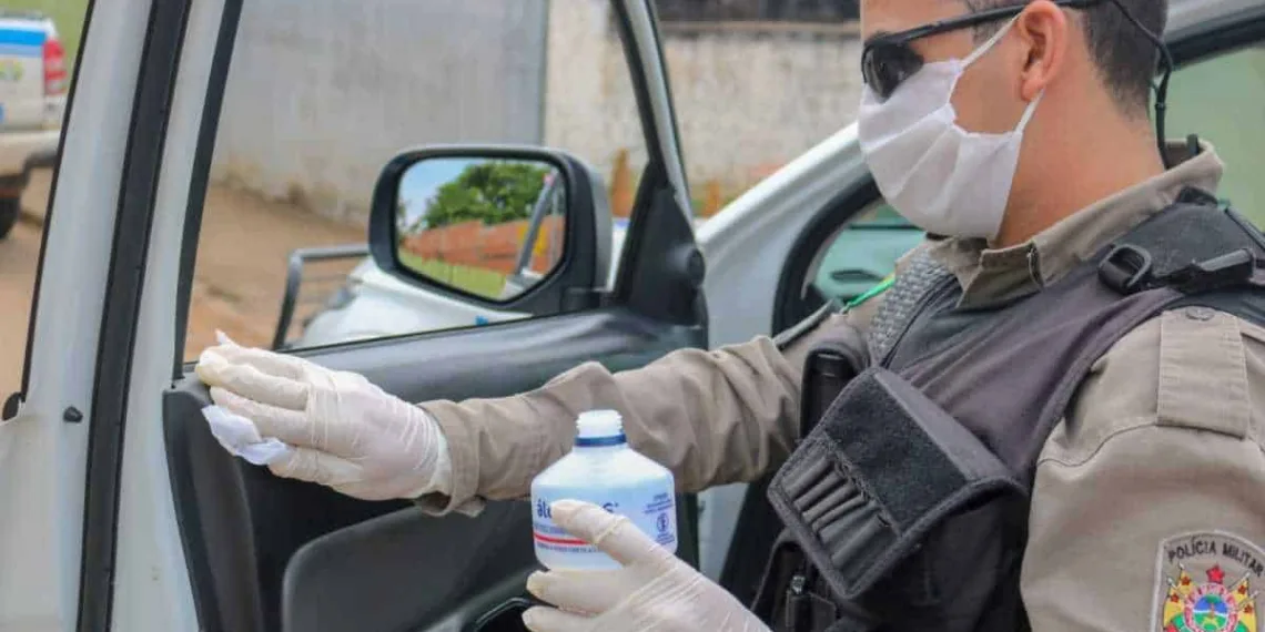 Policiais passam álcool em gel para higienizar viaturas, durante o serviço (FOTO: Jean Messias)