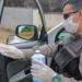 Policiais passam álcool em gel para higienizar viaturas, durante o serviço (FOTO: Jean Messias)
