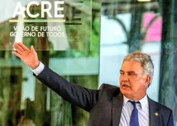 Senador quer providência do governo sobre imigrantes retidos em Assis Brasil