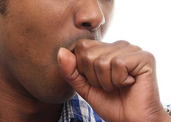 Africano com sintomas de Covid-19 está em sala isolado de outros imigrantes em Assis Brasil