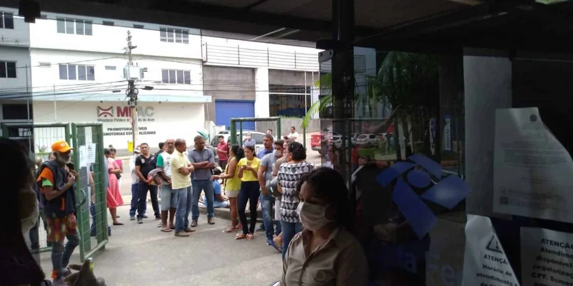 e a população não está respeitando uma distância segura para evitar a propagação do vírus