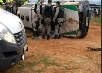 Viatura capota em rodovia quando ia atender ocorrência de roubo