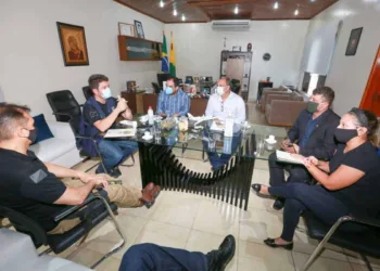 Governador recebe proposta de empresários para reabertura do comércio