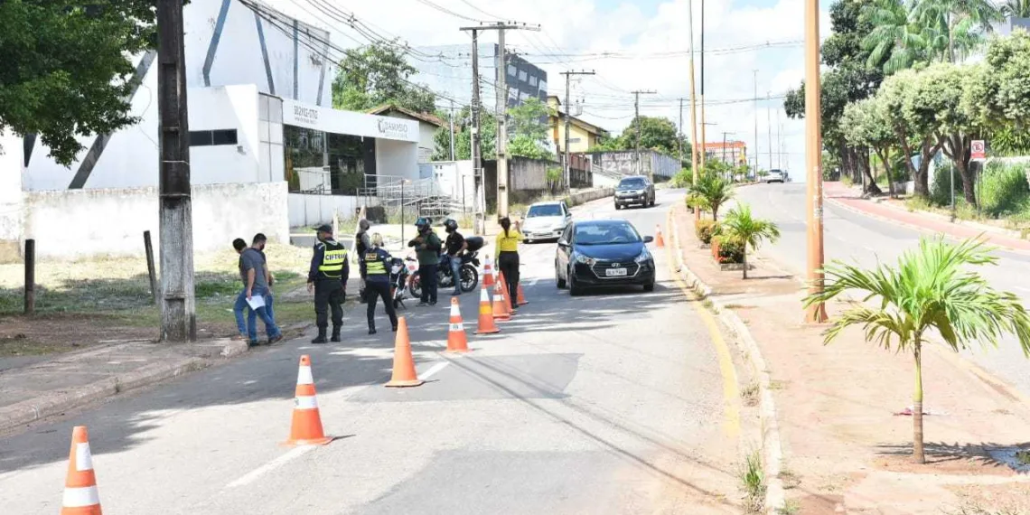 Medida tem mantido as pessoas trafegando menos pelas ruas, mas casos de covid-19 ainda seguem aumentando em Rio Branco (Foto: Fagner Delgado / Ascom PMRB)