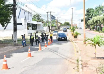 Medida tem mantido as pessoas trafegando menos pelas ruas, mas casos de covid-19 ainda seguem aumentando em Rio Branco (Foto: Fagner Delgado / Ascom PMRB)