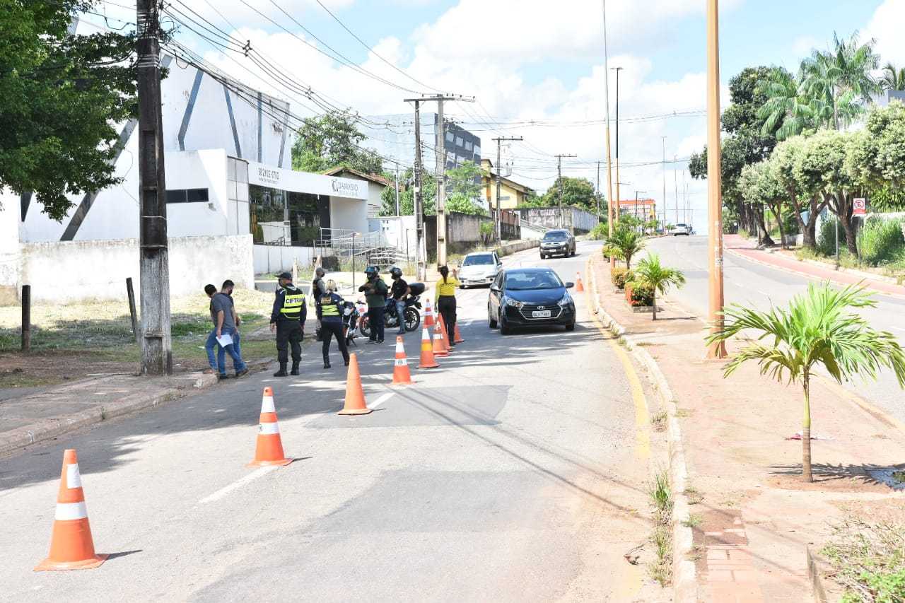 Medida tem mantido as pessoas trafegando menos pelas ruas, mas casos de covid-19 ainda seguem aumentando em Rio Branco (Foto: Fagner Delgado / Ascom PMRB)