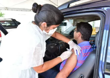 Vacinação contra Covid-19 avança para público de 33 anos, na Capital