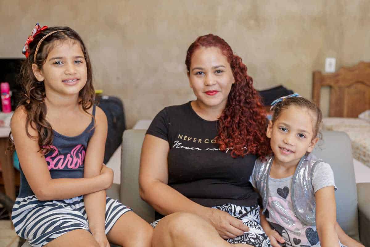 Ângela Alperes com as filhas Vitória e Elóah Foto: Neto Lucena/Secom