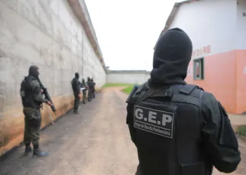 Três presos fogem da prisão; polícia já recapturou dois e reforça buscas pelo terceiro fugitivo