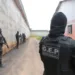 Três presos fogem da prisão; polícia já recapturou dois e reforça buscas pelo terceiro fugitivo
