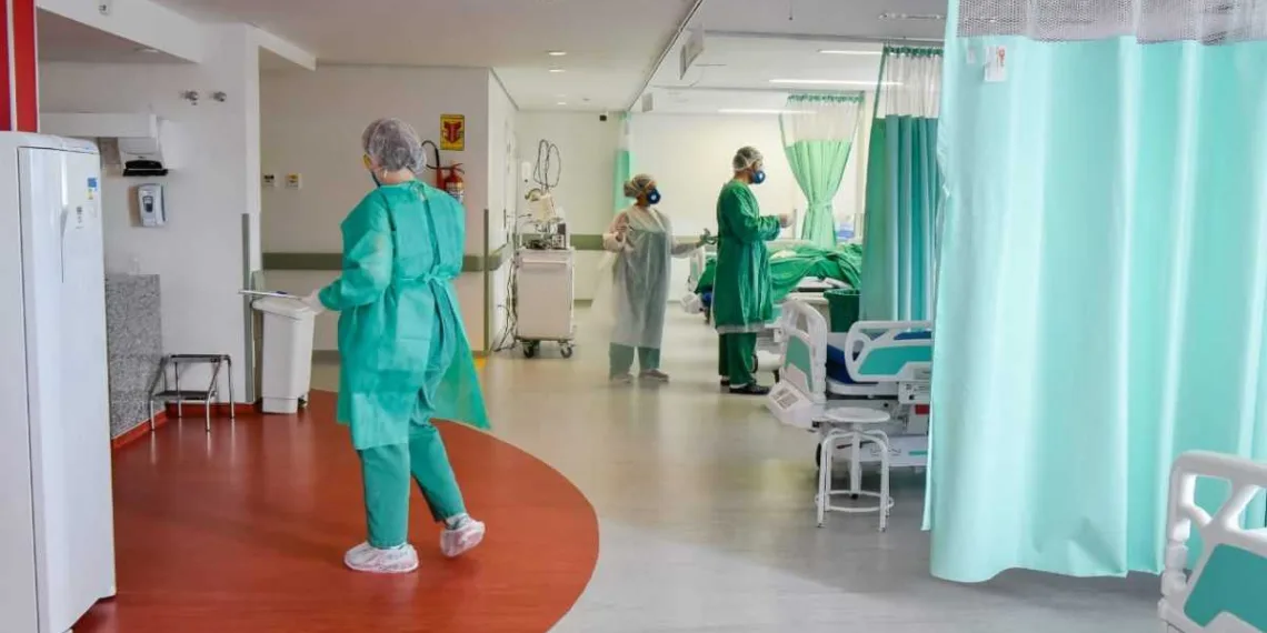 Edital para contratação de médicos formados no exterior deve sair ainda esta semana