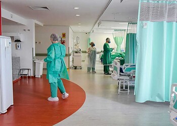 Edital para contratação de médicos formados no exterior deve sair ainda esta semana