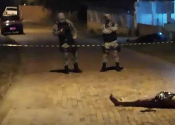 Policiais prenderam o agressor e isolaram o local até a chegada da perícia técnica e equipes do IML para recolher o corpo (Foto Reprodução Whatsapp)
